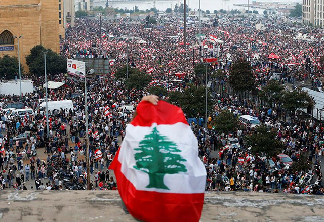 Potret demonstrasi anti-pemerintah di pusat kota Beirut, Lebanon, pada 20 Oktober 2019. Sumber: Reuters/Mohamed Azzakir
