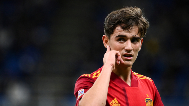 Pemain Spanyol Gavi beraksi dengan pemain Italia Jorginho dan Marco Verratti di Stadion San Siro, Milan, Italia, Rabu (6/10).
 Foto: FRANCK FIFE/AFP