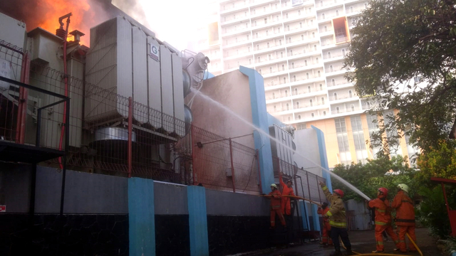 Gardu listrik di Kebon Jeruk, Jakarta Barat, terbakar pada Kamis (7/10). Foto: Dinas Penanggulangan Kebakaran DKI Jakarta