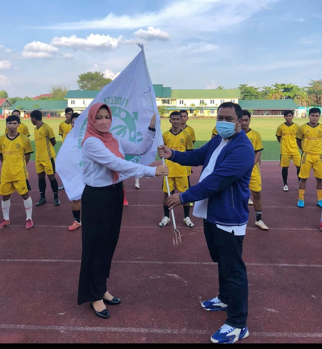 Kepala Dinas Pemuda Olahraga dan Pariwisata, Windy Prihastari, melepas tim PS Delta Khatulistiwa yang akan berlaga di Liga 3 Kalbar. #publisherstory