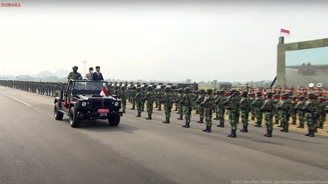 Presiden Jokowi dan Menhan Prabowo meninjau pasukan Komcad di Batujajar, Bandung, Kamis (7/10/2021). Foto: Youtube/Sekretariat Presiden