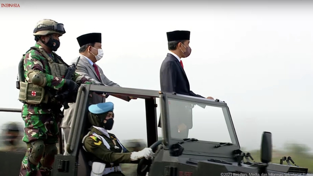 Presiden Jokowi dan Menhan Prabowo meninjau pasukan Komcad di Batujajar, Bandung, Kamis (7/10/2021). Foto: Youtube/Sekretariat Presiden
