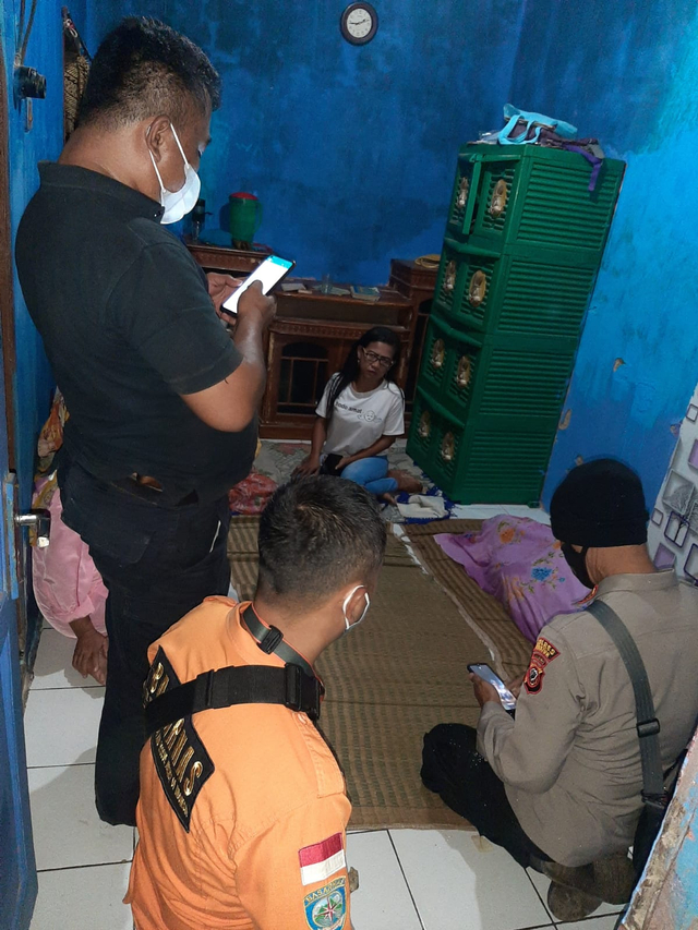 Suasana rumah duka jasad, yang tenggelam di perairan Nusa Dua atau Waduk Cirata, Desa Sindangraja, Kecamatan Sukaluyu, Kabupaten Cianjur, Jawa Barat. Foto: Dok. Istimewa