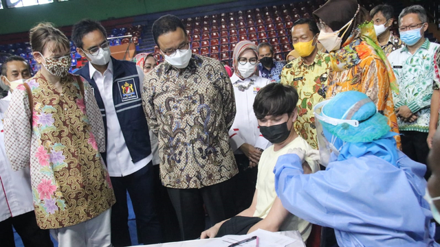 Gubernur DKI Jakarta Anies Baswedan meninjau vaksinasi untuk WNA pengungsi dan pencari suaka yang dilaksanakan di Gedung Olahraga Bulungan, Jakarta Selatan. Foto: PPID DKI Jakarta