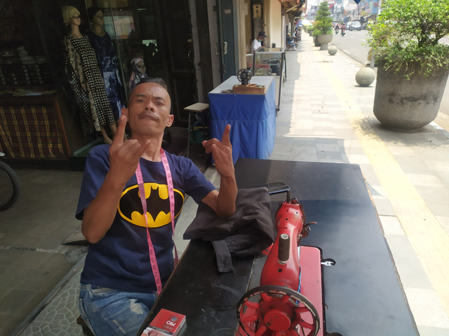 Sempat Tenar karena Promosikan Odading, Ade Londok Kembali Jalani Pekerjaan Jadi Tukang Jahit. Foto: Rachmadi Rasyad/kumparan