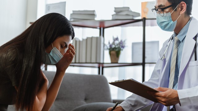 Ilustrasi konsultasi dengan psikolog saat pandemi COVID-19. Foto: Shutter Stock