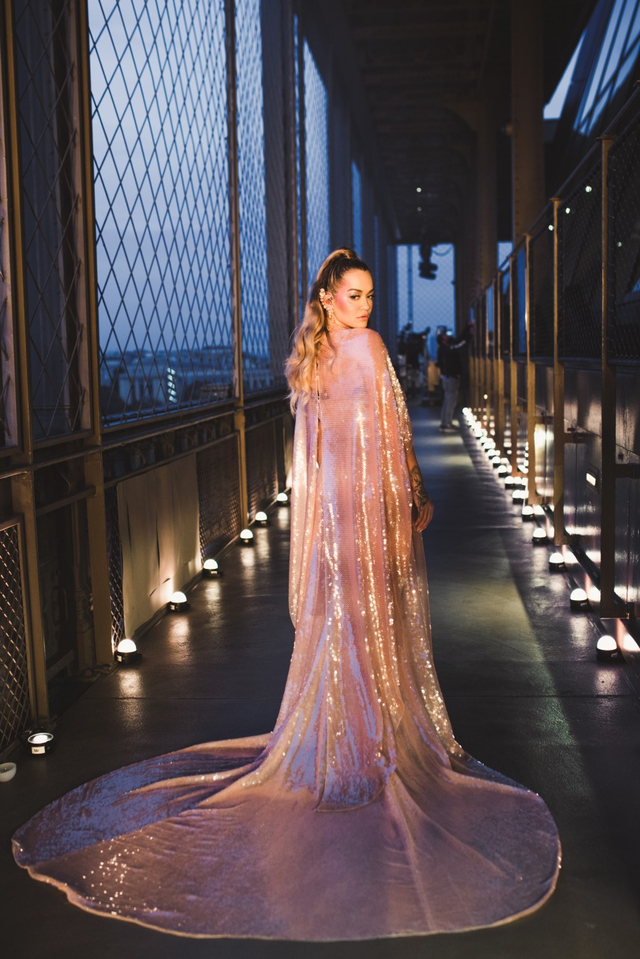 Konser di Menara Eiffel, Rita Ora Tampak Glamor Pakai Gaun Fendi. Foto: Dok. Fendi 