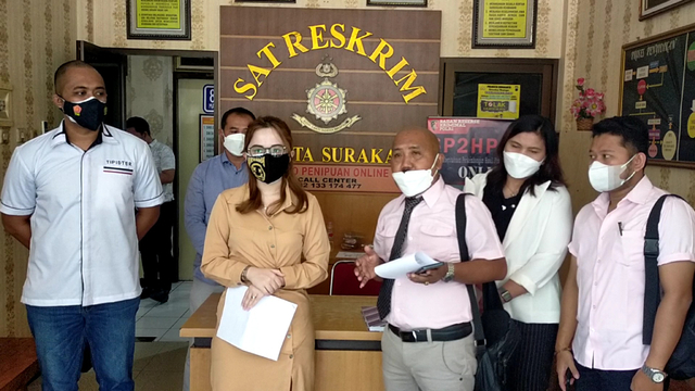 Michelle Kuhnle bersama pemilik Persis Solo, Kevin Nugroho dan pengacara BAdris Zaman di Polresta Solo usai mediasi. FOTO: Agung Santoso