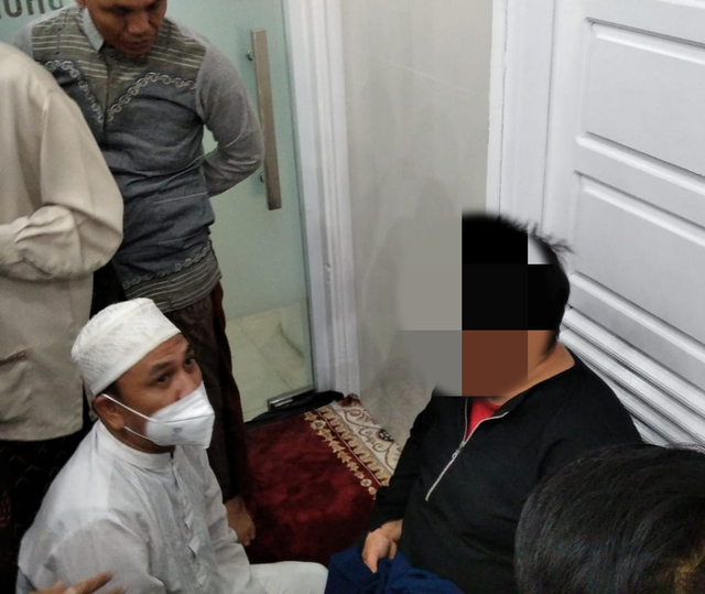 Pria berinisial W ditangkap jamaah masjid, karena mamakai cadar. (Foto: Isti) 