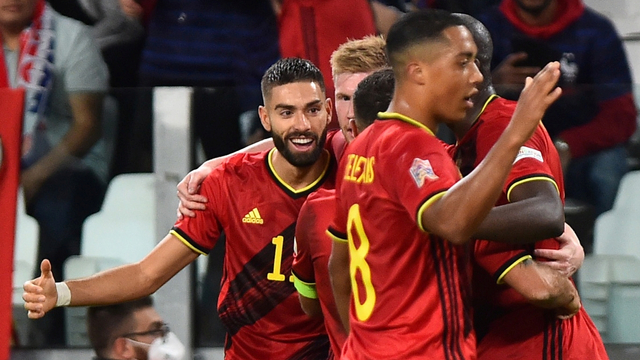 Pemain Belgia Yannick Carrasco (kiri) berselebrasi usai mencetak gol saat menghadapi Prancis di Allianz Stadium, Turin, Italia, Kamis (7/10). Foto: Massimo Pinca/REUTERS