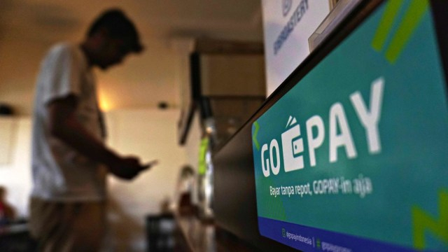 Ilustrasi transaksi dengan uang digital Gopay. Foto: Jamal Ramadhan/kumparan