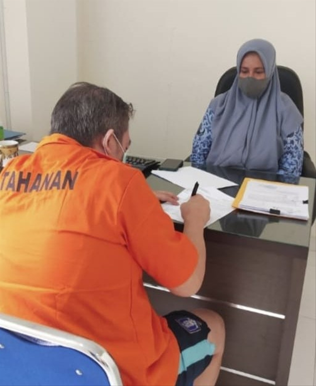 Seorang dokter BNNP DKI Jakarta melakukan asesmen terhadap klien penyalahguna narkoba. Foto: Dok. pribadi