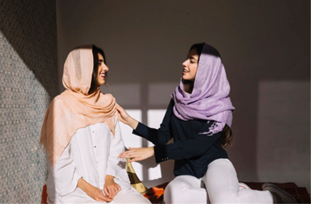 Ilustrasi wanita mengucapkan jazakallah khairan katsiira. Sumber: https://www.freepik.com/