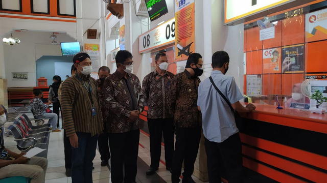 Penyaluran BTS dari anggaran APBD di Kantor Pos Besar Yogyakarta, Kamis (7/10/2021). FOto: Len/Tugu Jogja