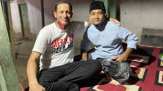 Mendikbudristek Nadiem Makarim bersama guru honorer di Lombok. Foto: IG @nadiemmakarim