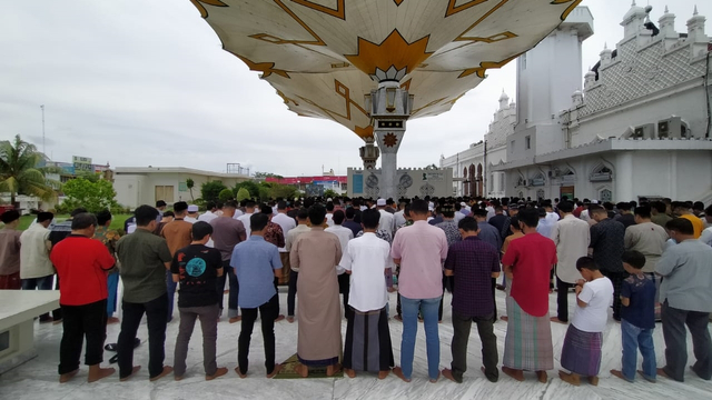 Suasana salat jumat di Masjid Raya Baiturrahman, Banda Aceh, Jumat (8/10).  Foto: Zuhri Noviandi/kumparan