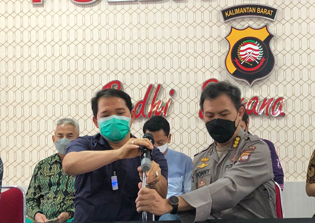 Kabid Humas Polda Kalbar, Kombes Pol Donny Charles Go (kiri) dan Dirreskrimsus Polda Kalbar, Kombes Pol Juda Nusaputra, saat konfrensi pers terkait pemeriksaan CU Lantang Tipo. Foto: Leo Prima/Hi!Pontianak