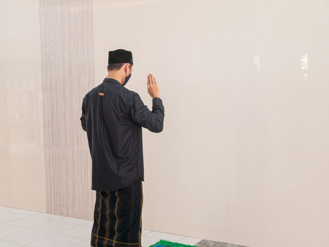 Menunaikan sholat qobliyah Isya sesuai dengan sunnah Rasulullah. Foto: dok. https://unsplash.com/