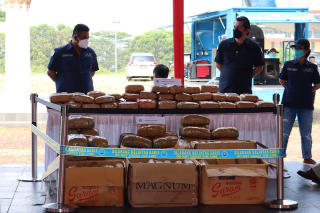 BNNP Jabar bersama dengan instansi terkait menggelar giat pemusnahan barang bukti narkotika jenis ganja di Plaza Rakyat, Kecamatan Ngamprah, Bandung Barat. Foto: Dok. Istimewa