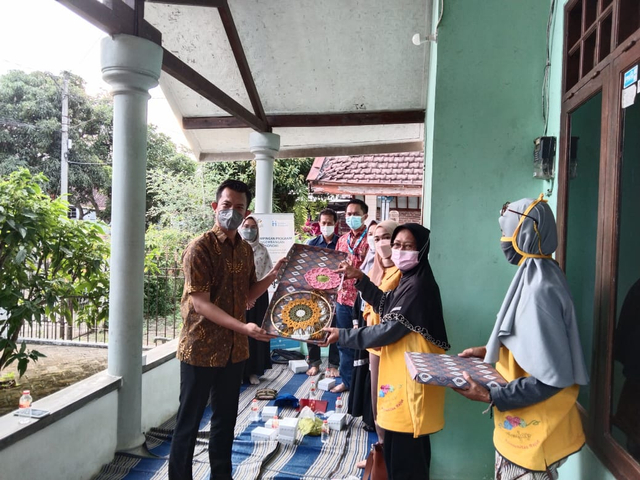 Luluk saat memberikan souvernir kepada Branch Controller PT Paragon Malang, Alvin Adam Arifin. Foto: Rizal Adhi