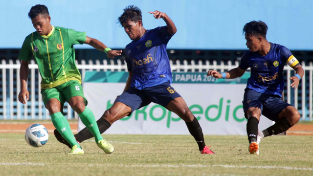 Tim Aceh berhasil mengalahkan tim Sumatra Utara (Sumut) dengan skor 2-1 dalam laga babak enam besar Grup D sepak bola PON XX Papua di Stadion Mandala, Kota Jayapura, Jumat (08/10). Foto: PB PON XX Papua/Husni Yamin