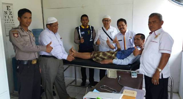 Muallaf tahanan Polres Meranti dikhitan. Foto: Madaniy.com