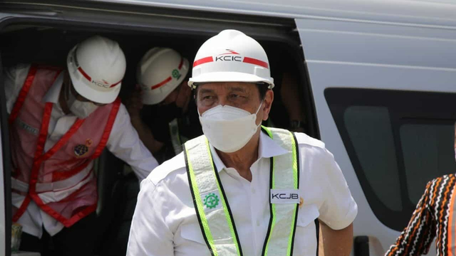 Menteri Koordinator Bidang Kemaritiman dan Investasi Luhut Binsar Pandjaitan melakukan kunjungan kerja ke Courtyard 2 KCIC, Kamis (30/9).  Foto: Kemenkomarves