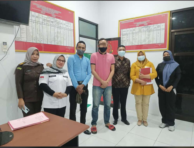 Penyidik Ditreskrimum Polda Maluku Utara saat menyerahkan tersangka ke JPU Kejati. Foto: Istimewa