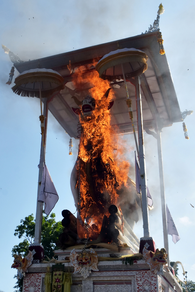 Prosesi pembakaran peti berbentuk lembu atau sapi putih yang berisi jenazah Ida Pedanda Nabe Gede Dwija Ngenjung saat upacara Ngaben di kawasan Sanur, Denpasar, Bali, Jumat (8/10/2021). Foto: Nyoman Hendra Wibowo/ANTARA FOTO