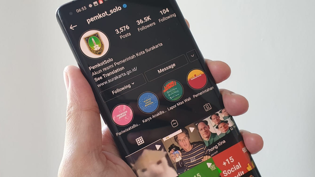 Akun Instagram resmi milik Pemkot Solo diretas, menampilkan sejumlah meme, pada Jumat dini hari, 8 Oktober 2021. Foto: Aditya Panji/kumparan