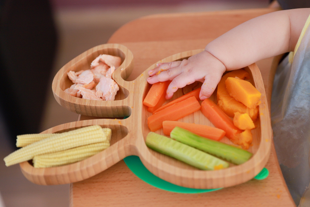 Pentingnya Membangun Rasa Aman Anak Lewat Pengenalan Tekstur Makanan. Foto: Shutterstock