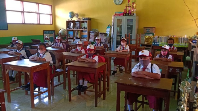 pembelajaran tatap muka terbatas di kelas (sumber dokumen pribadi)