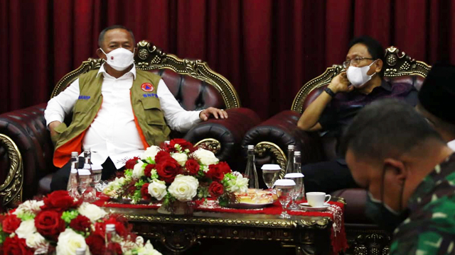 Kepala BNPB, Letjen TNI Ganip Warsito SE.MM, bersama Sekretaris Provinsi Sulawesi Utara, Edwin Silangen