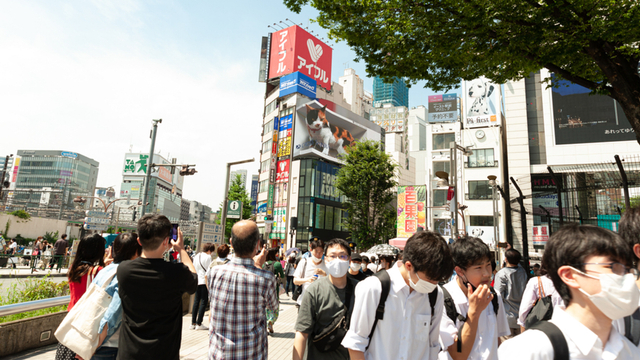 Orang-orang berada di Shinjuku City Tokyo. Foto: Shutter Stock