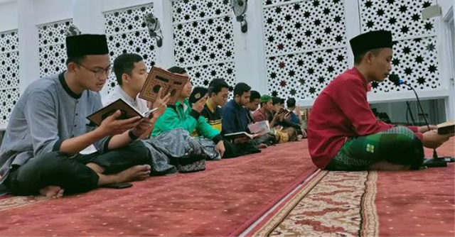 Mahasiswa membaca Yasin, sumber : idaqu.ac.id