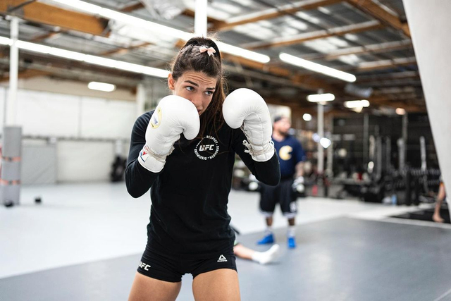 Mackenzie Dern, petarung kelas jerami UFC. Foto: Instagram/@mackanziedern