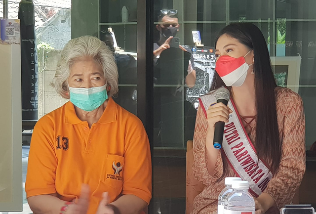 Putri Pariwisata Indonesia 2020 Jessy Silana Wongsodiharjo bersama Prof LK Suryani saat acara jumpa pers Chariry Run di Denpasar, Sabtu (9/10) - LSU