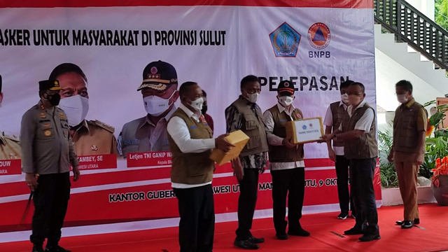 Kepala BNPB, Letjen TNI Ganip Warsito dan Gubernur Sulawesi Utara, Olly Dondokambey saat pembukaan kegiatan Gerakan Mobil Masker untuk Masyarakat di Indonesia, Sabtu (9/10)