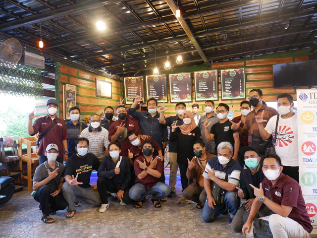 Para anggota TDA Surabaya usai pertemuan.