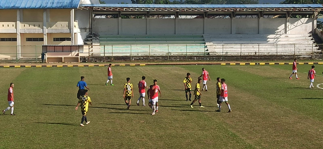 Pertandingan antara Gabsis Sambas dan PS Kota Singkawang di liga 3 Kalbar. Foto: M. Zain/Hi!Pontianak