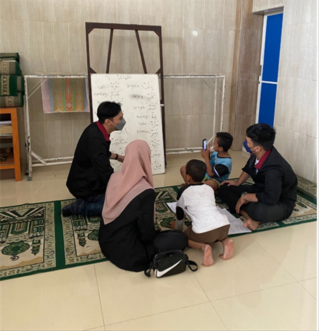 Pendampingan Anak-anak SD mengerjakan tugas rumah, sumber: PMM 92 Gel 14 UMM