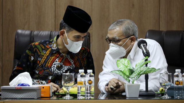 Ketua Bidang Fatwa MUI, Asrorun Niam Sholeh berbincang dengan Direktur Pemasaran dan Kemitraan Dr. dr. Chairuddin Yunus, M. Kes dalam konferensi pers terkait vaksin Zifivax di Kantor MUI di Jakarta, Sabtu (9/10/). Foto: Aditia Noviansyah/kumparan