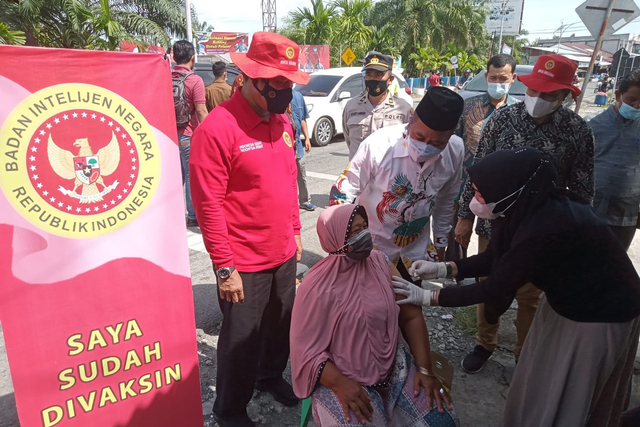 Seorang warga Aceh Barat menerima suntikan vaksin COVID-19 pada vaksinasi door to door yang digelar oleh Badan Intelijen Negara (BIN). Foto: Dok. Diskominsa Aceh Barat