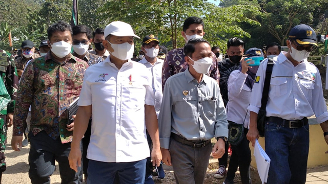 Menteri Perencanaan Pembangunan Nasional/ Kepala Badan Perencanaan Pembangunan Nasional (Bappenas) RI Suharso Monoarfa didampingi Bupati Gorontalo Nelson Pomalingo saat meninjau lokasi banjir di Kabupaten Gorontalo. Sabtu, (9/10/2021). Foto: Dok istimewa