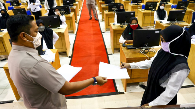 Peserta Calon Pegawai Negeri Sipil (CPNS) Pemerintah Aceh mengikuti tes SKD yang dilaksanakan di Aula BPSDM Aceh, Selasa (14/9/2021). Foto: Suparta/acehkini