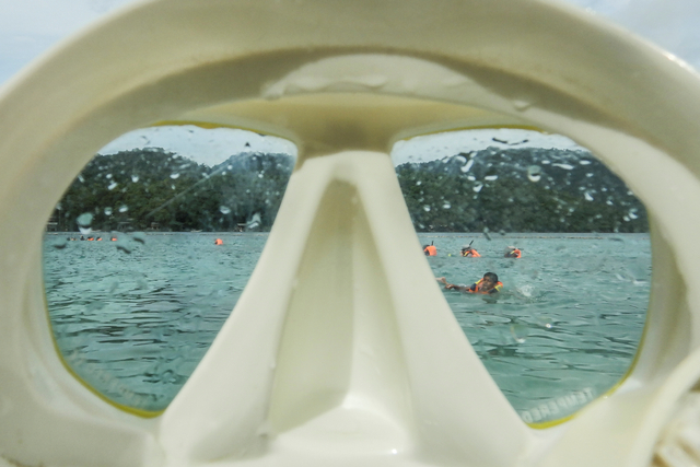 Wisatawan berenang di Pantai Rubiah, Sabang, Aceh, Sabtu (9/10/2021). Foto: Muhammad Adimaja/ANTARA FOTO