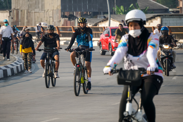 Warga bersepeda di kawasan Lagoon Avenue, Kota Bekasi, Jawa Barat, Minggu (10/10).
Foto: Iqbal Firdaus/kumparan