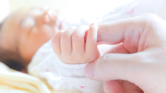 Ilustrasi bayi menggenggam tangan orang dewasa. Foto: Shutterstock