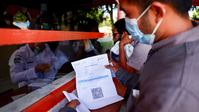 Warga menunjukkan sertifikat vaksin saat membeli tiket kapal ke Sabang. Foto: Suparta/acehkini