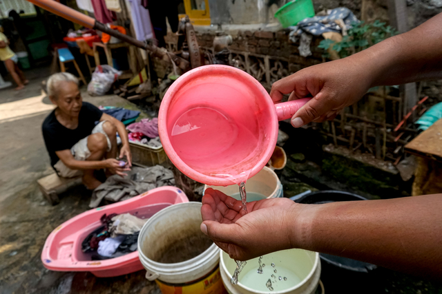 Warga melakukan aktivitas mencuci di kawasan Manggarai, Jakarta Pusat, Minggu (10/10).  Foto: Iqbal Firdaus/kumparan